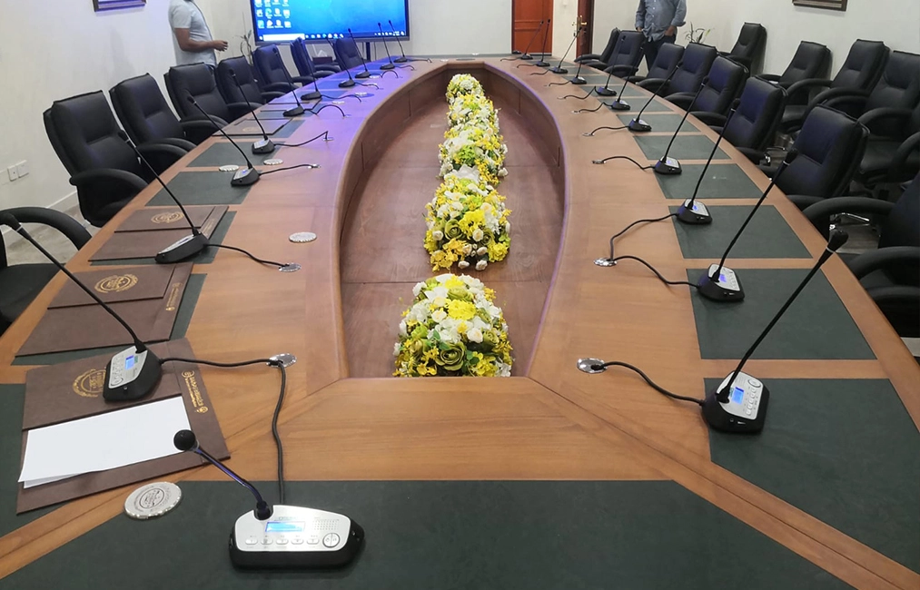 نظام مؤتمرات صوتي ذكي لغرفة مؤتمرات MOI في الكويت