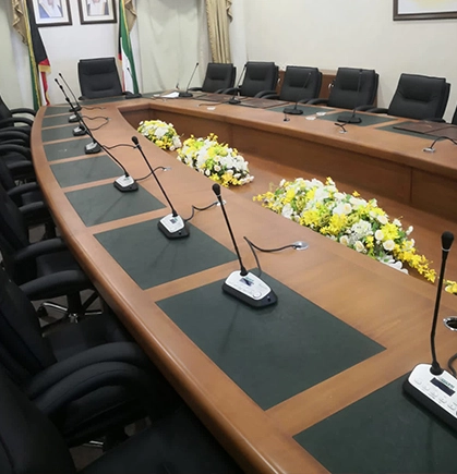 نظام مؤتمرات صوتي ذكي لغرفة مؤتمرات MOI في الكويت